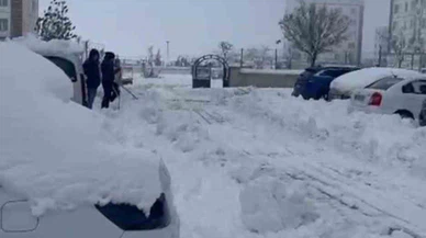 Kar yağdı, hayat durdu... Diyarbakır’da yolları vatandaşlar kendi açtı!