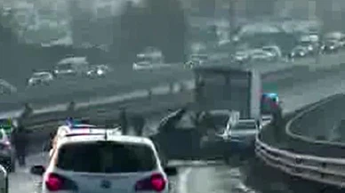 Bir anda oldu! Diyarbakır’da 5 araç kaygan yolda çarpıştı