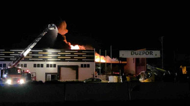 Düzce’de cehennem kapısı açıldı! Strafor fabrikasını rüzgar körükledi, şehir sustu...