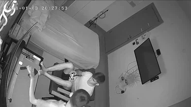 Deprem oldu, biri panikledi biri oyuna devam etti