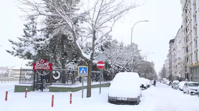 Elazığ’da kar şehri yuttu... Araçlar kayboldu, kar kalınlığı 20 santimetreyi buldu!