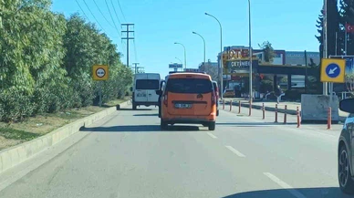 Adana'da karayolları aracı, kuralları yolda bıraktı! Emniyet kemeri bu kez şoförü değil kapıyı korudu...