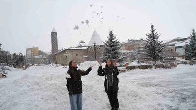 Erzurum’u masalsı kar görüntüsü sardı... 4 ilçede hayat durdu, kent sessizliğe büründü!