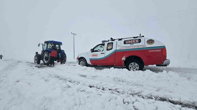 Yoğun kar altında zamanla yarış: Evde doğum yapan anne ve bebeği kurtarıldı!