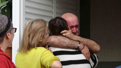 Evleri yanan genç kızı anne ve babası sarılarak teselli etti