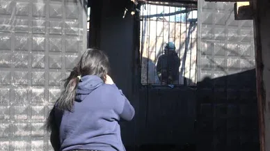 Alevler evi aldı, küçük bir yüreği yaktı! Gözyaşlarının yangına karıştığı o anlar kalpleri sızlattı...