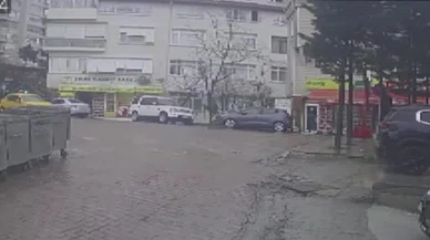 Ağaç, araç, bina paramparça... Beşiktaş’ta ölümle burun buruna getiren kaza kamerada!