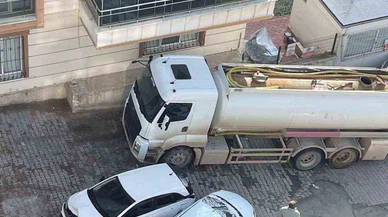 Freni boşalan akaryakıt tankerinin 8 aracı hurdaya çevirdiği anlar güvenlik kamerasında