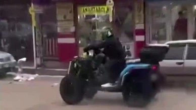 Şehir içi otobüsle drift şovu kamerada: Ceza yağdı, motosiklet metrelerce havalandı!