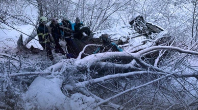Direksiyon hakimiyeti kaybedildi, yol buz pistine döndü.... Araç fındığa uçtu!