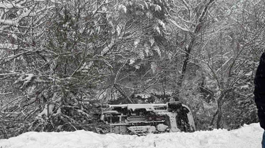 Buzlu yol, kaygan son... Gümüşhane’de bu kez hasta değil, ambulans kurtarıldı!