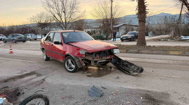 Dönmeye çalışırken gelen kaza: Otomobile çarpan motosiklet sürücüsü yere savruldu!