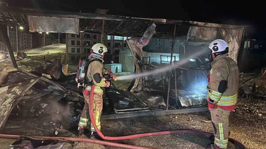 Şantiyede umutlar yandı, geriye is kaldı... Hatay’da konteyner alevlere teslim oldu!