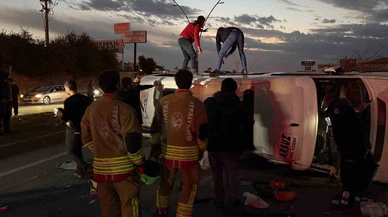 Yol değil, adeta arena... Hatay'da 5 araç çarpıştı, minibüs takla attı!