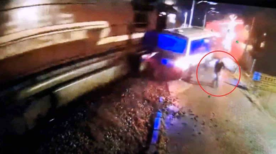 Dolmuş rayda asılı kaldı, tren affetmedi! Hemzemin geçitteki cesaretin sonu kamerada...