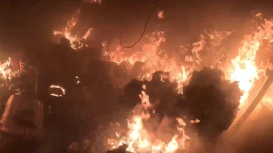 Diyarbakır'da iş yeri cayır cayır yandı: O anlar itfaiye erinin kamerasına yansıdı!