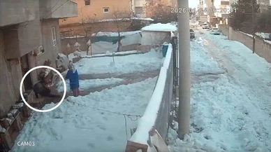 Düşenin dostu yok... Şanlıurfa’da bir evin önü buz pistine döndü, düşen düşene!