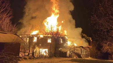 Karabük’te iki katlı ahşap ev küle döndü