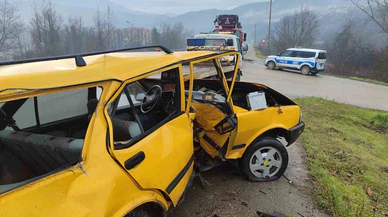 Bir anlık dalgınlık, tonlarca demirle buluşma! Araba pert, sürücü ayakta...