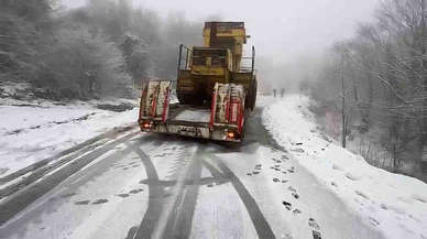 Bartın-Amasra yolunda saatler süren mücadele... Kar ve buz yine sahnedeydi