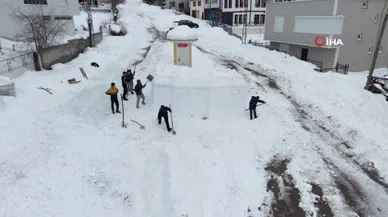 Kız Kulesi’nden sonra şimdi de valilik... Sivas’ta çocuklardan kardan eser şov!