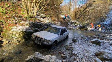 Kartepe’de tüyler ürperten manzara! Ormanda su içinde Mercedes, 10 metre ötede ceset...