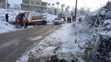 Bartın'da karlı yolda korkutan anlar: Belediye işçisi kamyonun altında kaldı!