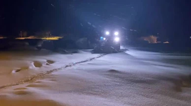 Kars’ta karla kaplı yollar aşıldı... Zorlu yol açıldı, hasta kadın kurtarıldı!