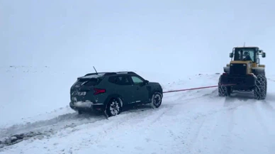 Kars'ta yolda mahsur kalan sürücü karla boğuştu… Dakikalarla hayata tutundu!