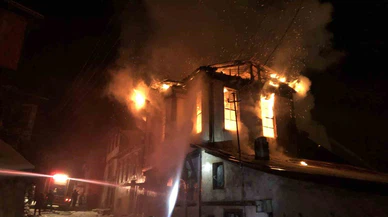Kastamonu’da tarih alevlere teslim oldu! 3 katlı konak küle döndü...