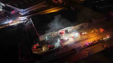 Duman, alev, panik… Mobilya fabrikasında gece mesaisi alevlere kaldı!