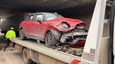 Kocaeli’de canıyla sınandı: Kontrolden çıkan araç duvara ok gibi saplandı!