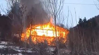 Alevler her şeyi yuttu: Köyde dehşet anları kameraya böyle yansıdı!