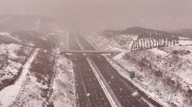 İstanbul’da kar geri döndü... Kuzey Marmara Otoyolu beyaza büründü!
