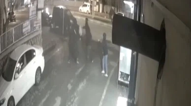 Mardin’de sokak ortasında kan aktı! Gece yarısı hesaplaşması kameralara böyle yansıdı...