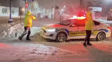 Soğuk havada sıcacık kareler... Mardin’de polisler çocuklarla kar topu oynadı!