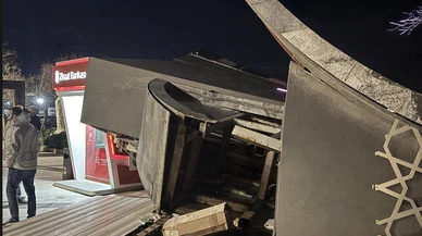 Faciadan dönüldü! Şiddetli lodos dev ekranı yerinden söktü