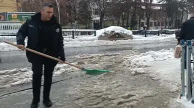 Muş'ta yayalar suda mahsur kaldı... Kürekle yardım eden polis büyük takdir topladı!