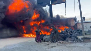 Silifke’de lastikler kül oldu... D-400’ü kara dumanlar kapladı!