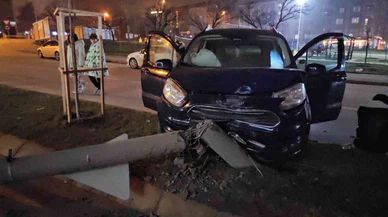 Direksiyonla inattan refüje kaçış! Edirne’de film gibi kaza kameralara yansıdı...