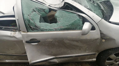 Bir evladın daha annesiz kaldığı acı kaza... Otomobil 15 metrelik uçurumdan uçtu!