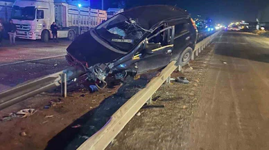 Hatay’da şoför yolu pist sandı, otomobil bariyerlere saplandı!