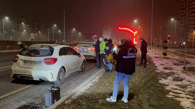 Kaçtı, merak edip geri döndü: Polise çarpan alkollü sürücüye ağır ceza!