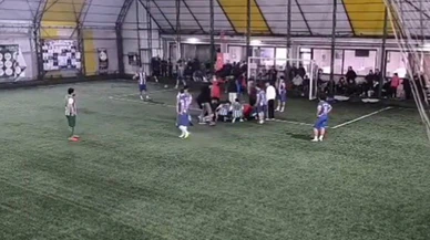 Futbol maçında saniyelerle yarış: Hakemin müdahalesi halı sahada hayat kurtardı