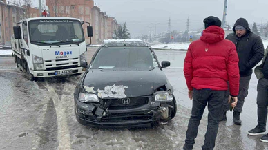 Canik’te yol kesişti, kaza kaçınılmaz oldu: Otomobiller birbirine girdi!