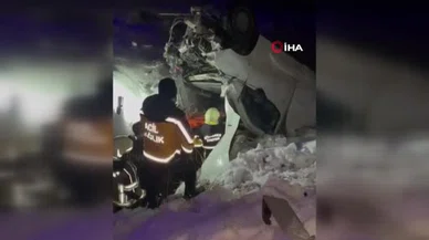 Diyarbakır’da feci kaza... Dakikalarca sıkışan sürücü sedyeye böyle alındı!