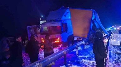 Buz tuttu yol, can yaktı! Sarıkamış’ta otobüs kazası