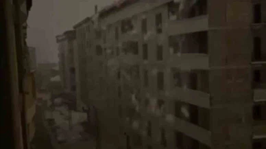 Tonlarca ağırlıktaki kar kütlesi elektrik direklerini devirdi