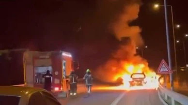 Seyir halindeki otomobil alev topuna döndü: Aracının yanışını çaresizce izledi