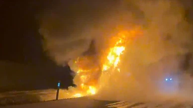 Alevlerin içinden atladı: Şanlırfa'da seyir halindeki tır küle döndü!